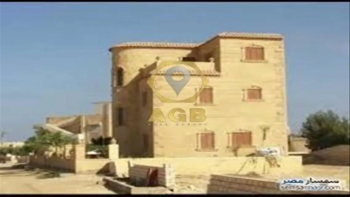 فيلا فاخرة للبيع مع حديقة خاصة ومسبح مشترك