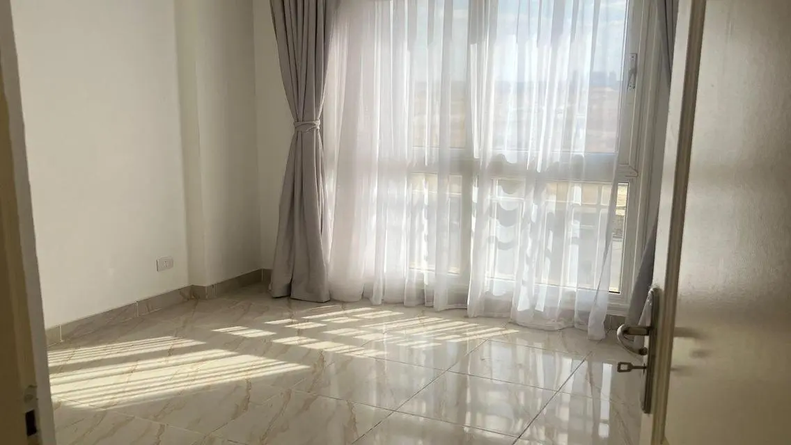 شقة رائعة بمساحة 13000 متر للإيجار