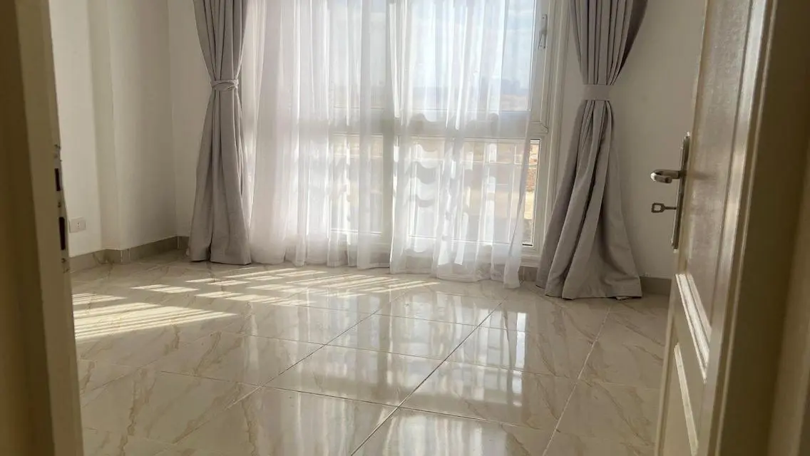 شقة رائعة بمساحة 13000 متر للإيجار