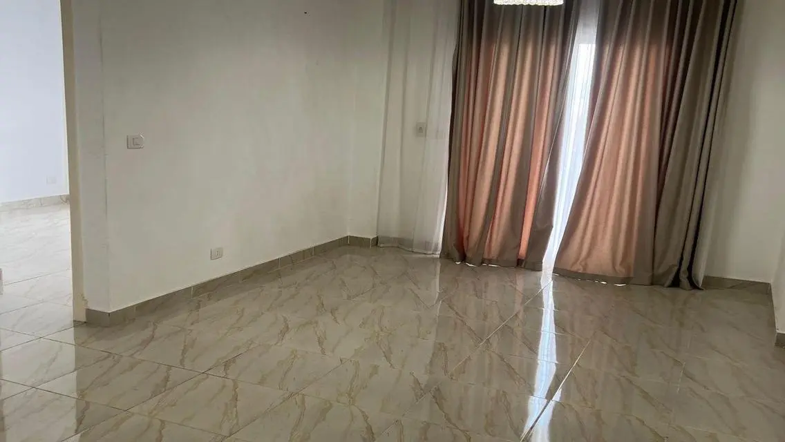 شقة رائعة بمساحة 13000 متر للإيجار