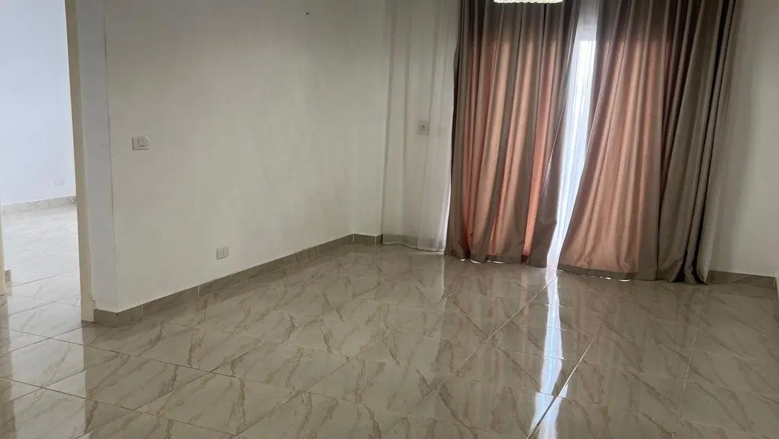 شقة رائعة بمساحة 13000 متر للإيجار