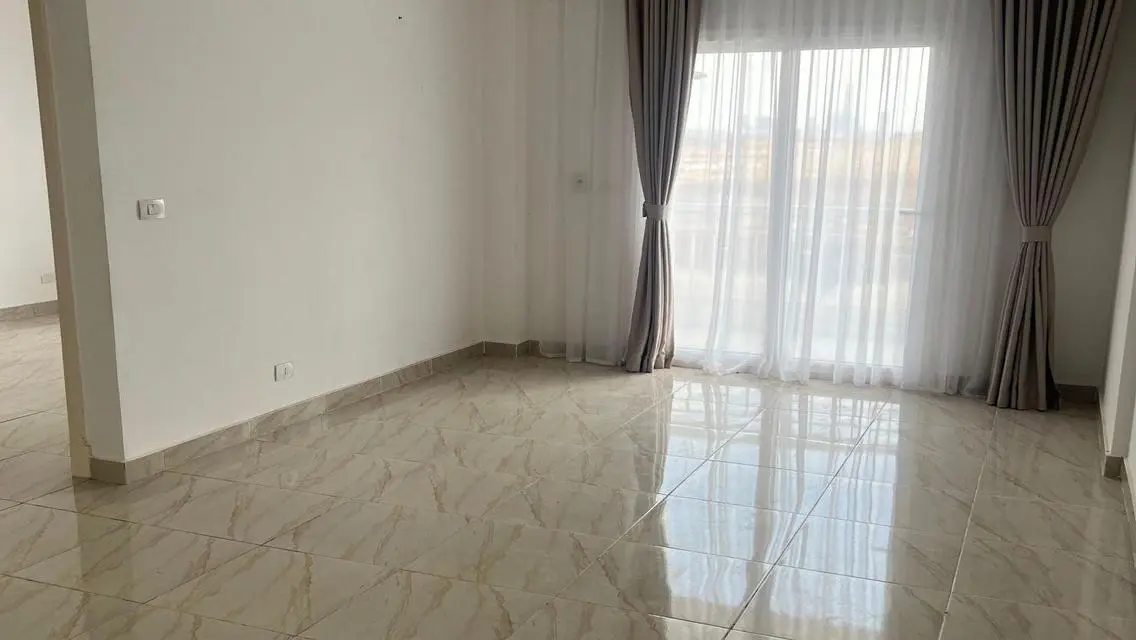 شقة رائعة بمساحة 13000 متر للإيجار