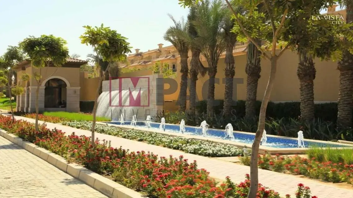 فيلا فاخرة للبيع بمسبح خاص وحديقة في قلب المدينة