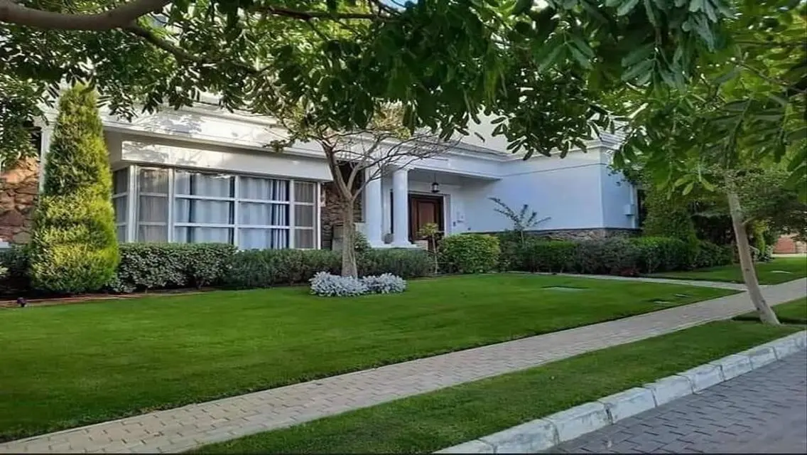 فيلا فاخرة للبيع بمساحة واسعة وبمرافق رائعة