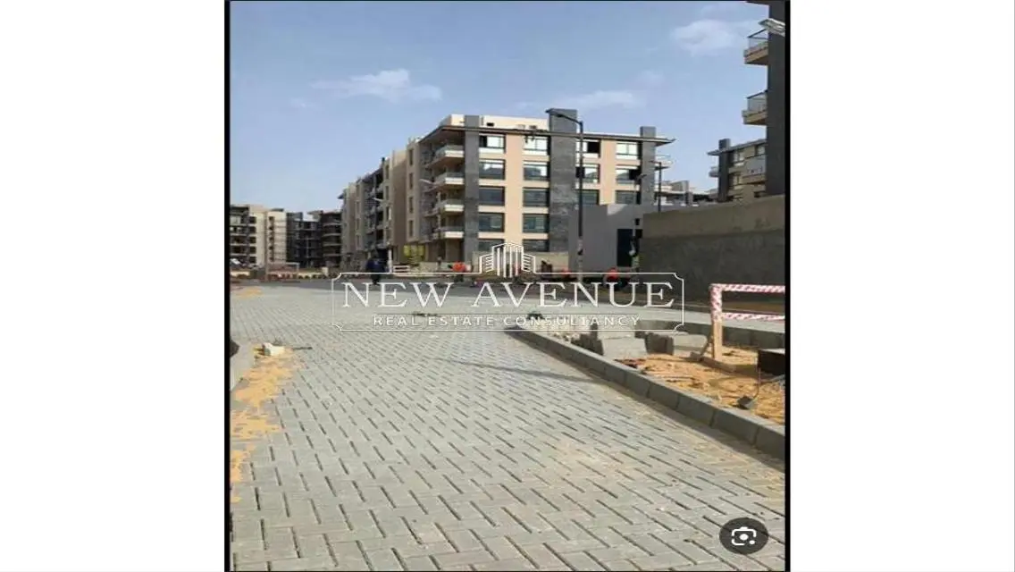 عقار فاخر مع حديقة خاصة وغرفة خادمة في موقع متميز
