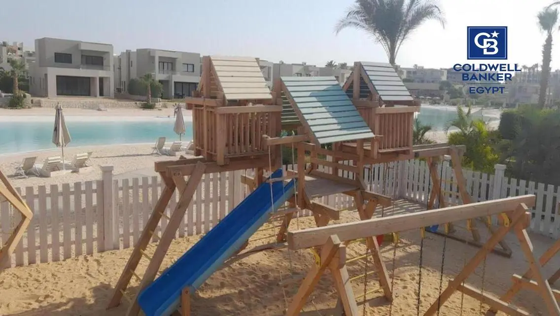 قصر فخم بمساحة واسعة وإطلالة رائعة على البحيرة