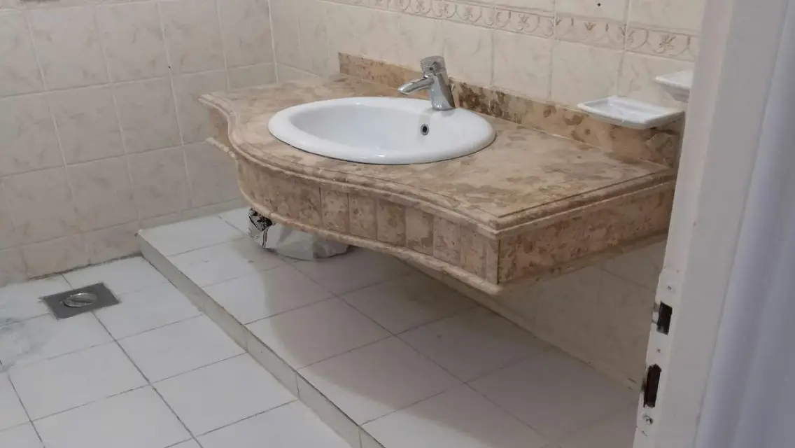 شقة فاخرة للبيع في مبنى حديث - 3 غرف نوم و 2 حمام