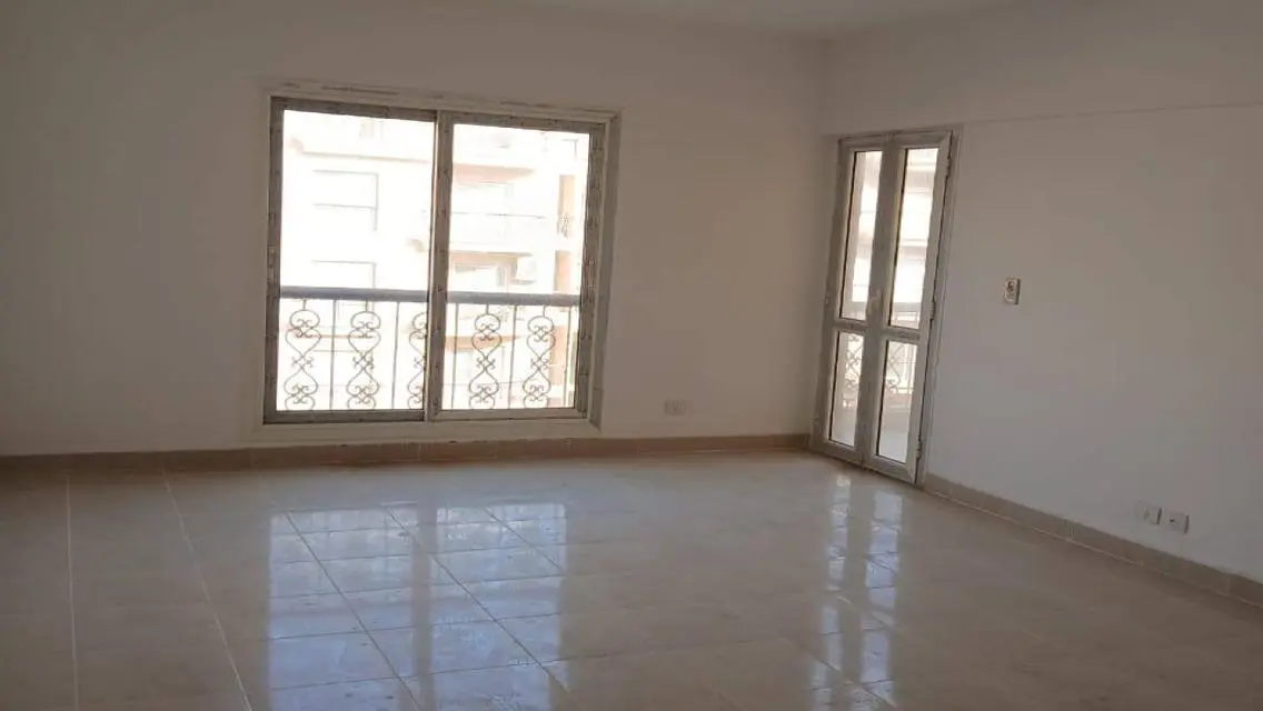 شقة فاخرة للبيع في مبنى حديث - 3 غرف نوم و 2 حمام