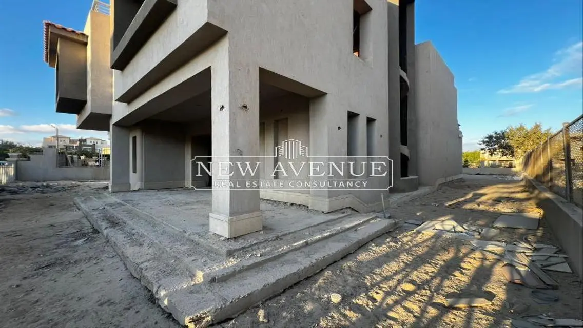Luxury Villa for Sale with Private Garden and Various Amenities