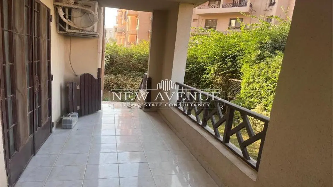 شقة فاخرة مع حديقة خاصة وغرفة خادمة