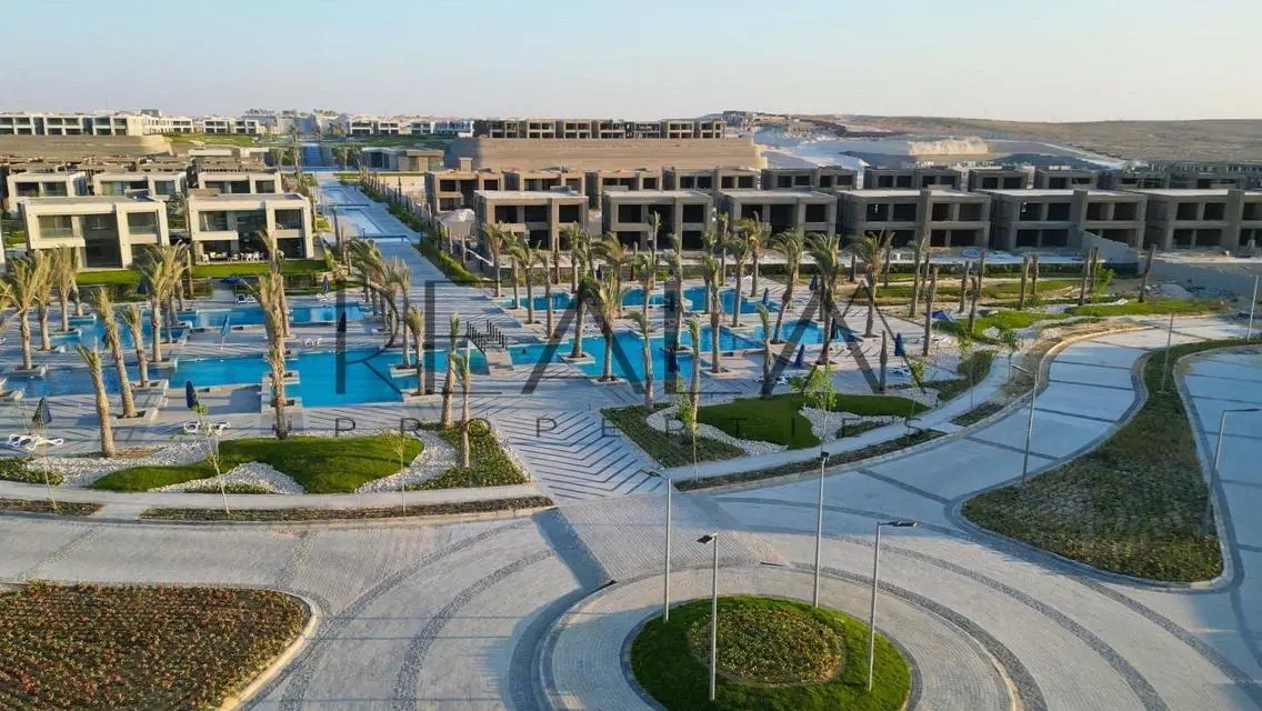 فيلا فاخرة للبيع مع مسبح خاص وحديقة