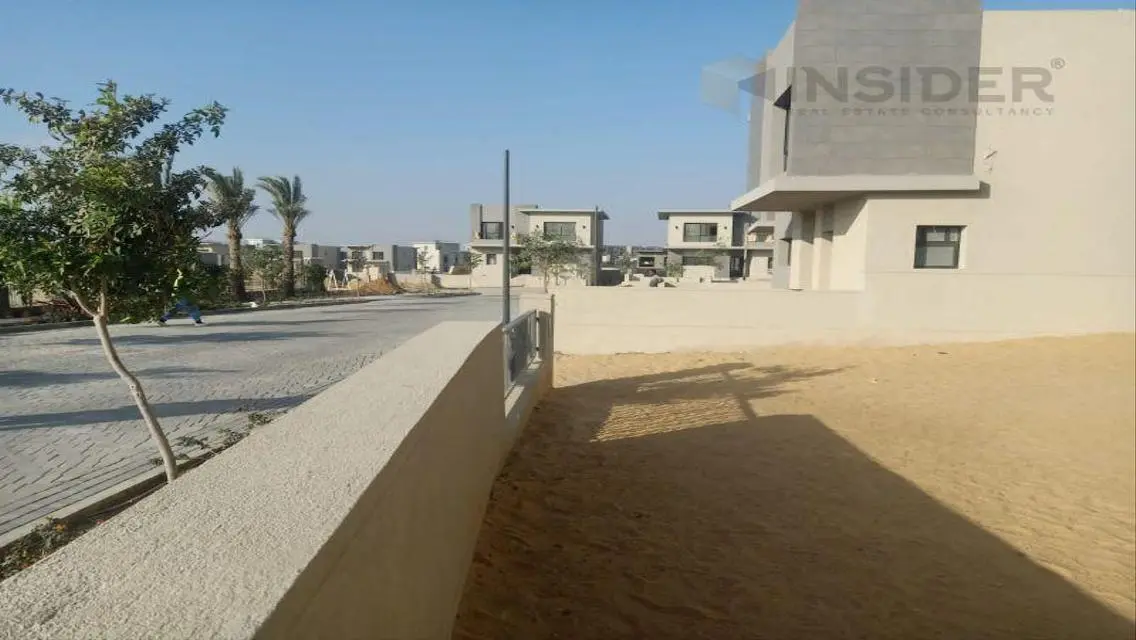 فيلا فاخرة للبيع مع مرافق متكاملة في موقع متميز