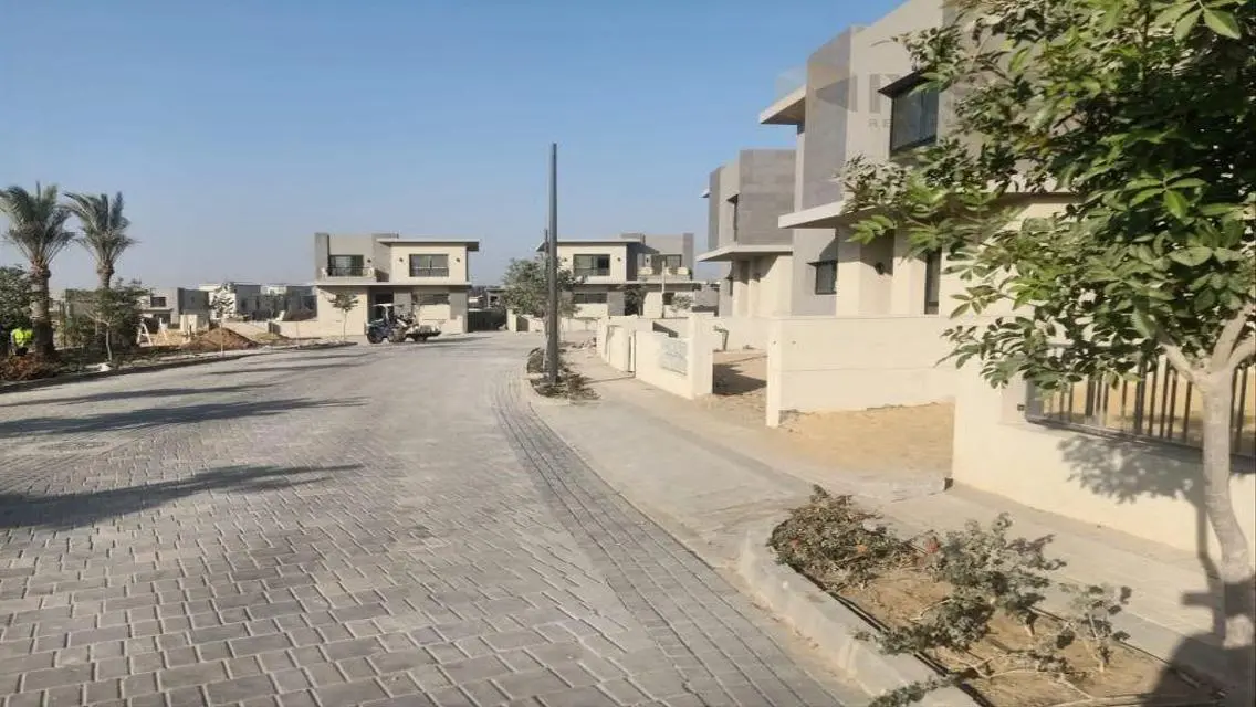 فيلا فاخرة للبيع مع مرافق متكاملة في موقع متميز