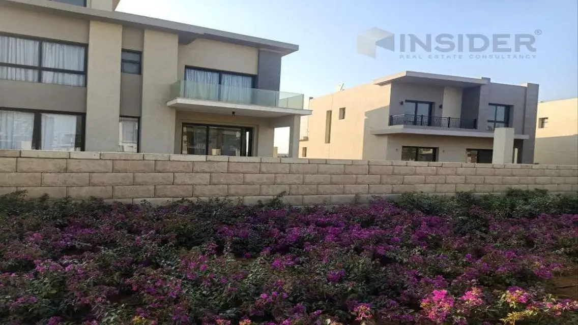 فيلا فاخرة للبيع مع مرافق متكاملة في موقع متميز