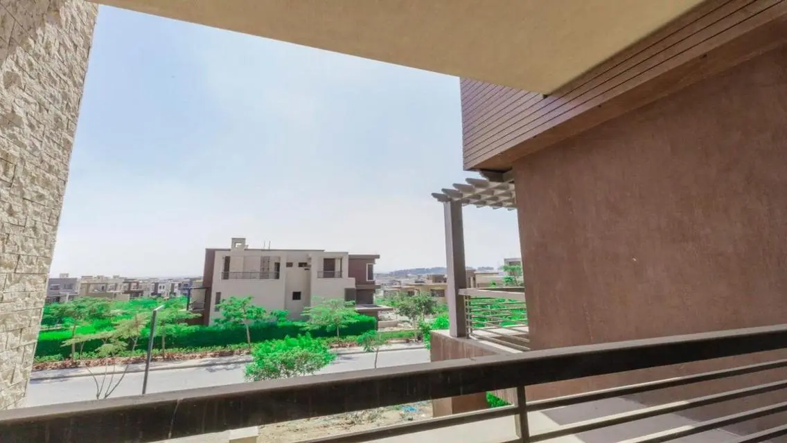 عقار فخم في نيو جيزة مع حديقة خاصة ومسبح