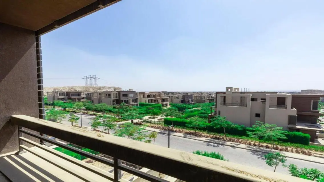 عقار فخم في نيو جيزة مع حديقة خاصة ومسبح
