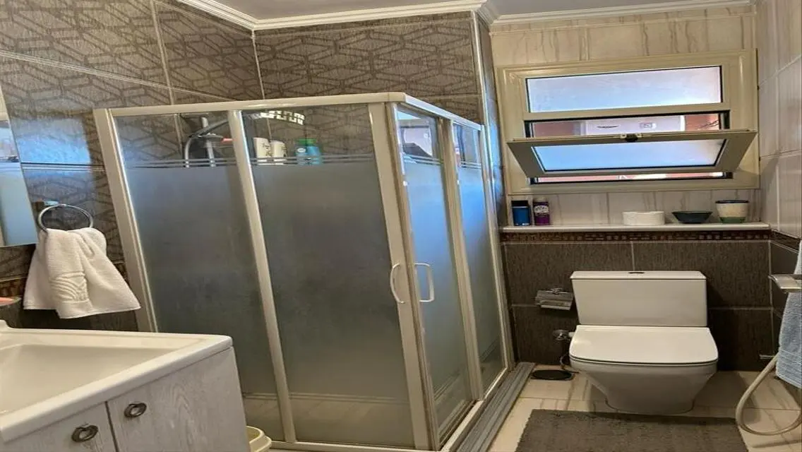 شقة فاخرة بمساحة كبيرة 220 متر في منطقة مميزة