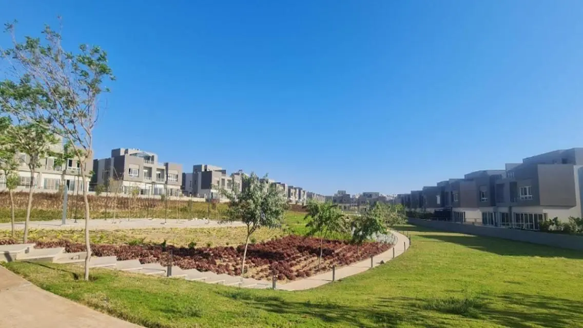 فيلا فاخرة للبيع مع حديقة خاصة ومسبح مشترك
