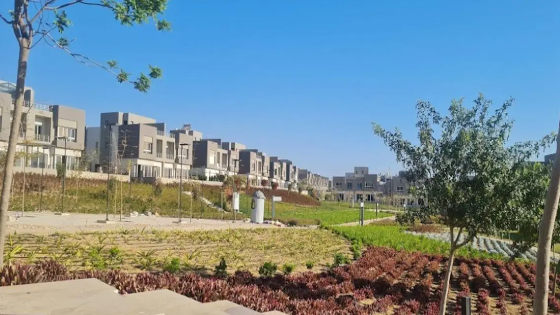 فيلا فاخرة للبيع مع حديقة خاصة ومسبح مشترك