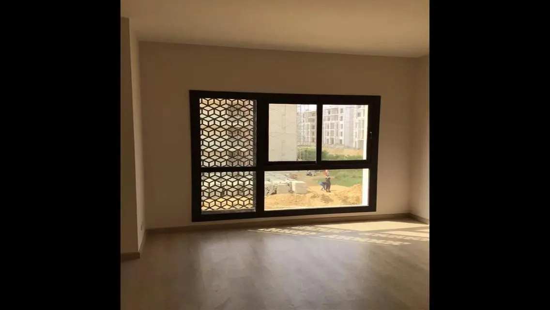 شقة فاخرة مع شرفة وحارس أمن للإيجار
