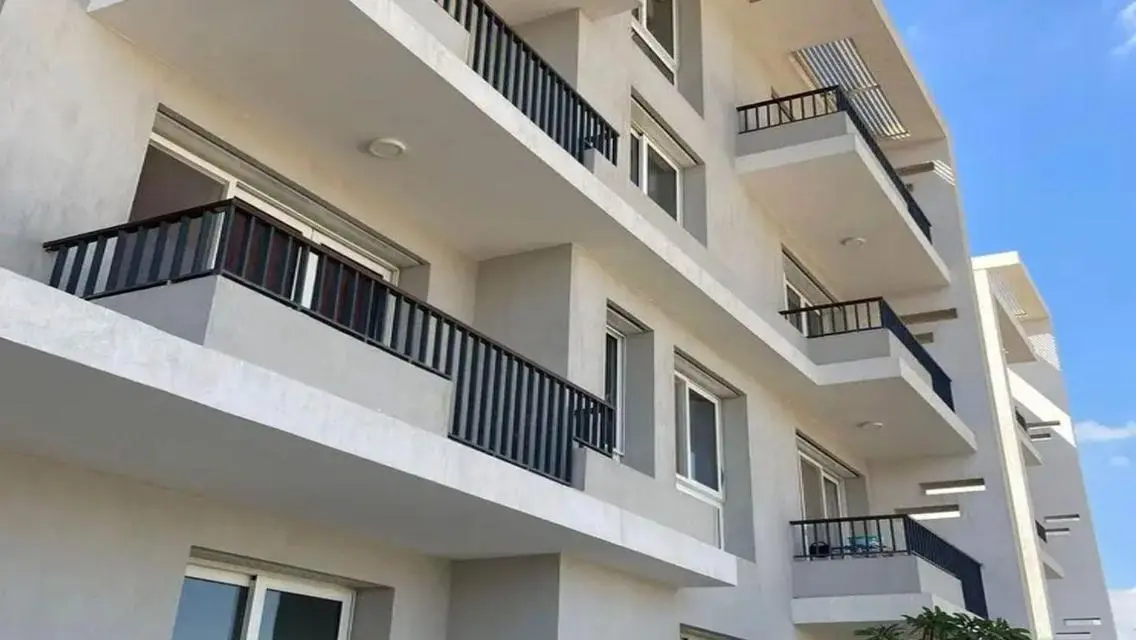 فيلا فاخرة للبيع مع مسبح خاص وحديقة خاصة
