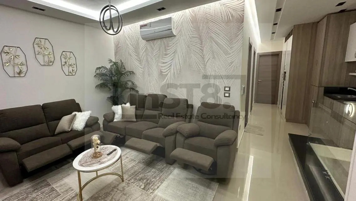 عقار فاخر مع حديقة ومسبح خاص