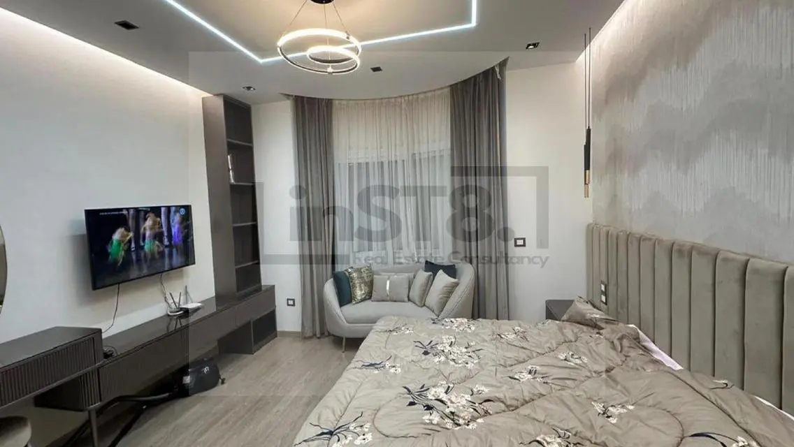 عقار فاخر مع حديقة ومسبح خاص
