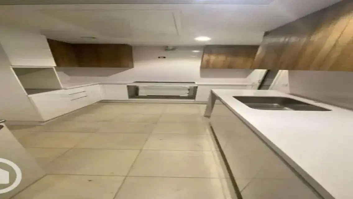 فيللا فاخرة مع حديقة ومسبح خاص للبيع