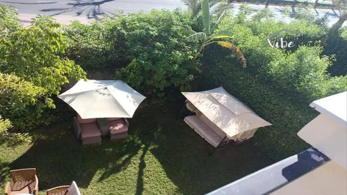 منزل فاخر 5 غرف مع حديقة خاصة ومسبح مشترك