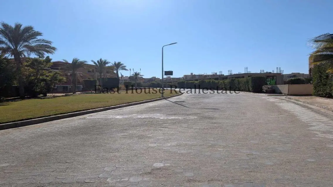 شقة رائعة للإيجار مع شرفة وحوض سباحة