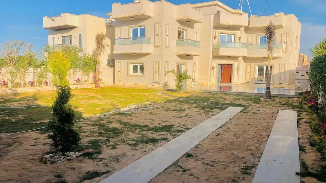 فيلا فاخرة مع حديقة ومسبح خاص