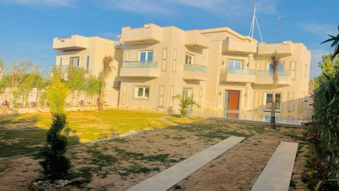 فيلا فاخرة مع حديقة ومسبح خاص