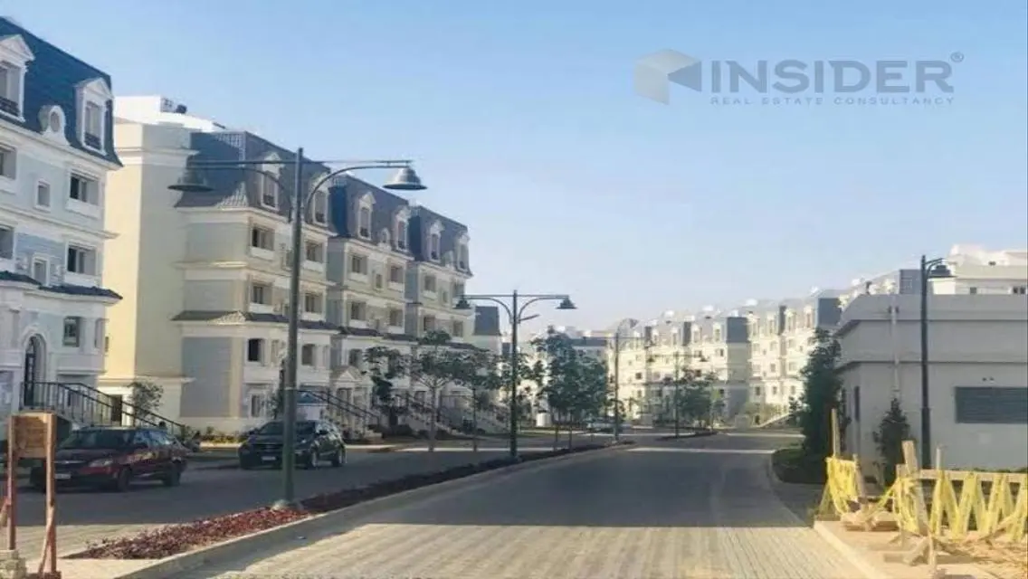 شقة فاخرة مع غرف متعددة للبيع في موقع مثالي