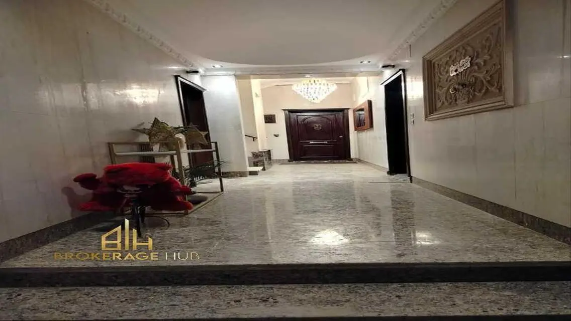 شقة فاخرة بمساحة 701 متر بخدمات مميزة للإيجار