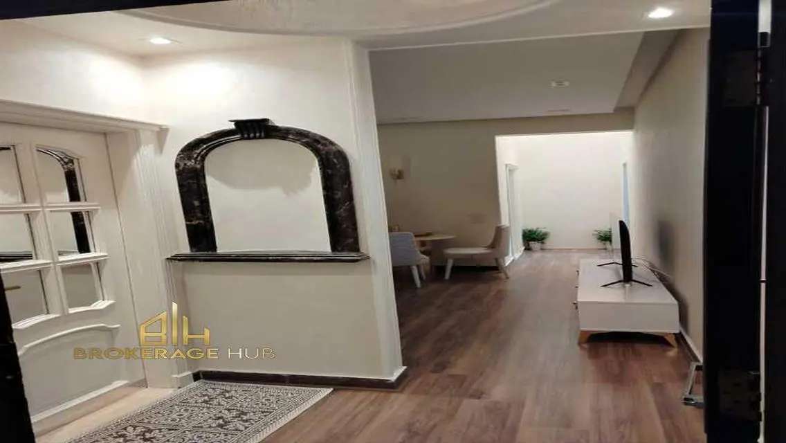 شقة فاخرة بمساحة 701 متر بخدمات مميزة للإيجار