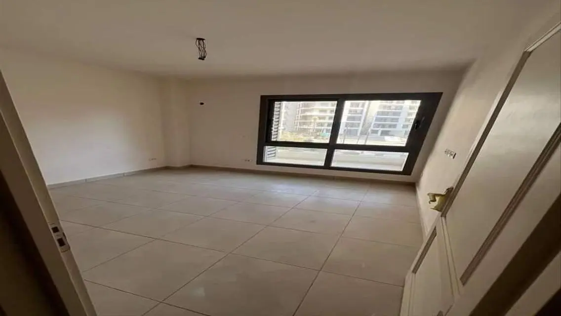 Luxurious Three-Bedroom Apartment in Smart City