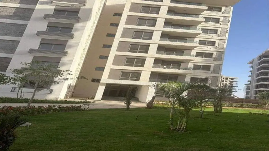 Luxurious Three-Bedroom Apartment in Smart City