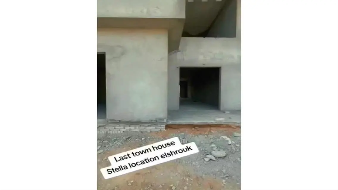 فيلا فاخرة للبيع مع حديقة ومسبح