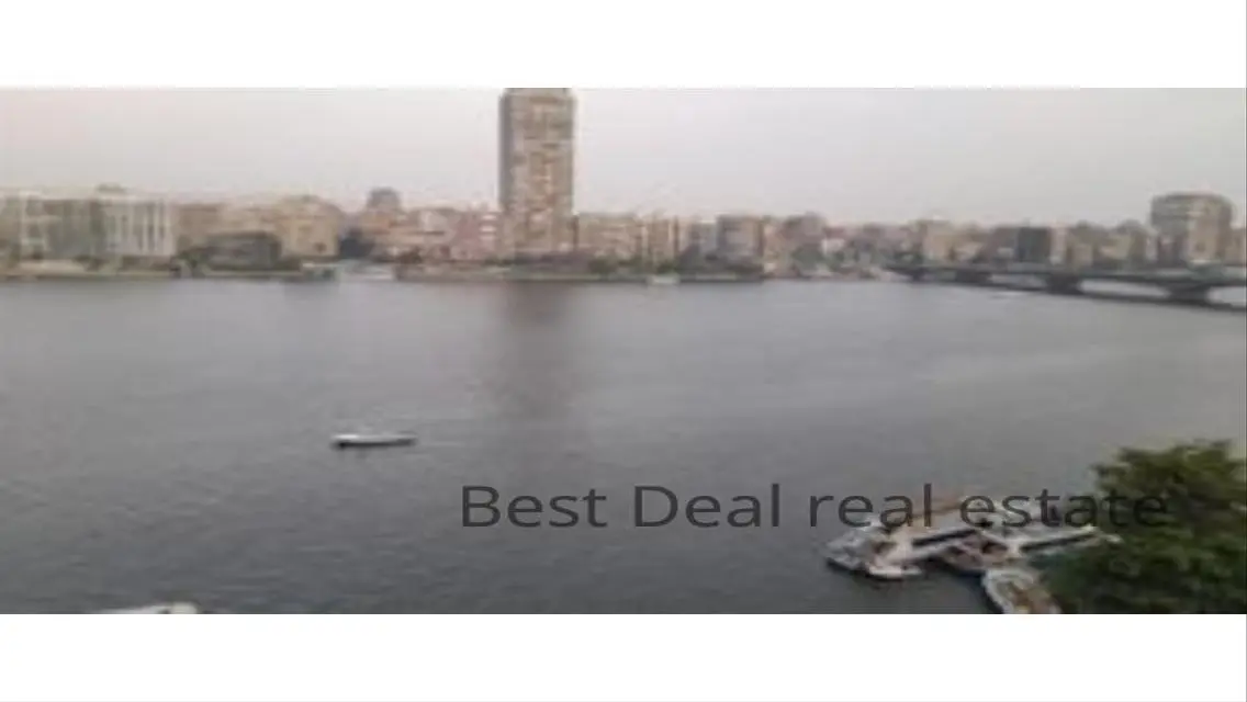 شقة رائعة بمساحة 300 متر مع غرفة خادمة