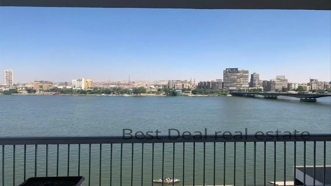 شقة رائعة بمساحة 300 متر مع غرفة خادمة
