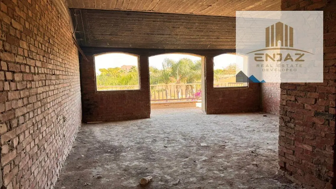 فيلا فاخرة بمساحة 1700 متر مع حديقة ومسبح مشترك