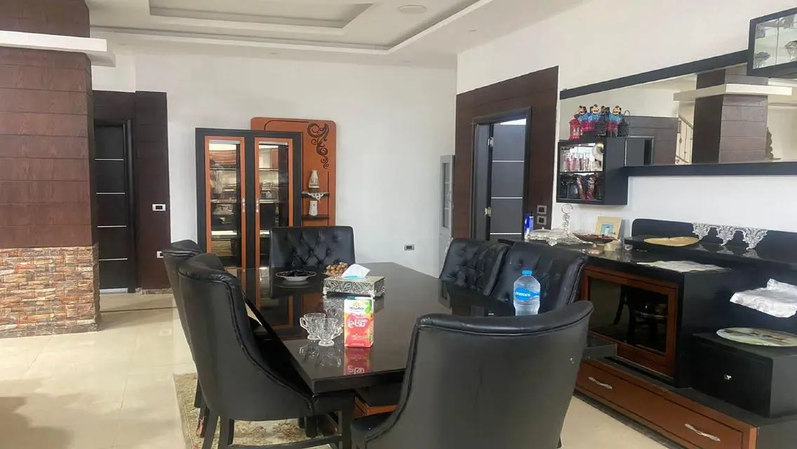 فيلا فاخرة للبيع بحديقة خاصة وشرفة