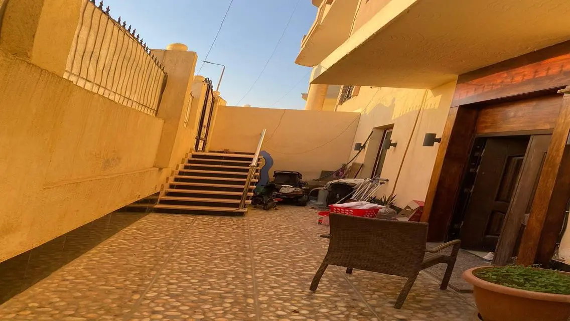 فيلا فاخرة للبيع بحديقة خاصة وشرفة