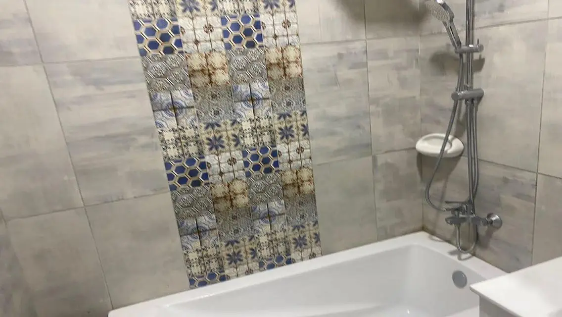 فيلا فاخرة للبيع بحديقة خاصة وشرفة