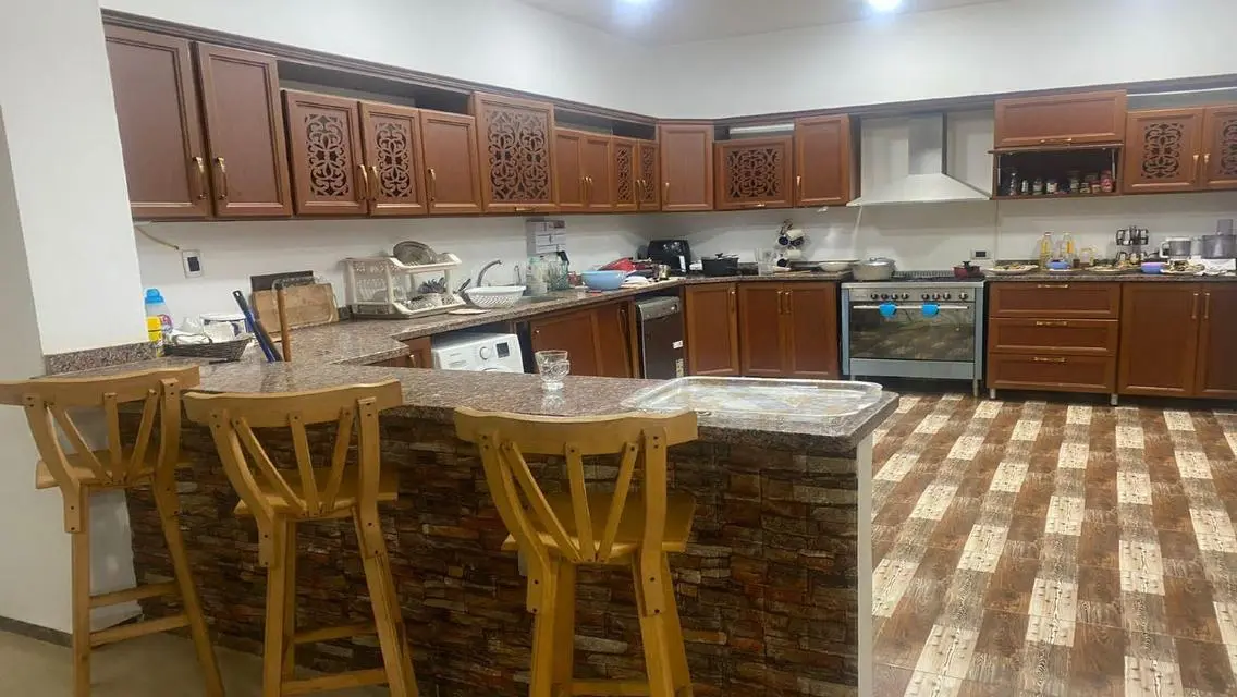 فيلا فاخرة للبيع بحديقة خاصة وشرفة