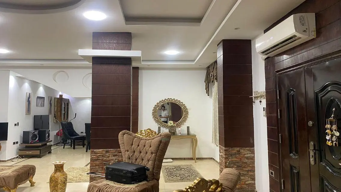 فيلا فاخرة للبيع بحديقة خاصة وشرفة