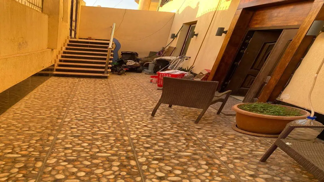 فيلا فاخرة للبيع بحديقة خاصة وشرفة