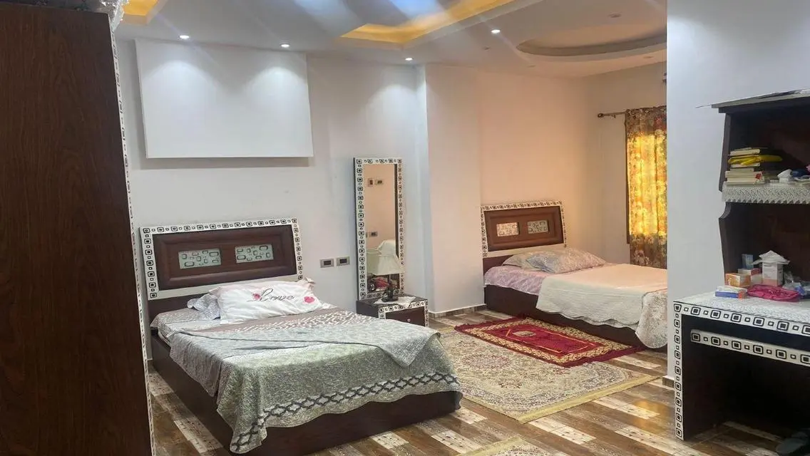 فيلا فاخرة للبيع بحديقة خاصة وشرفة