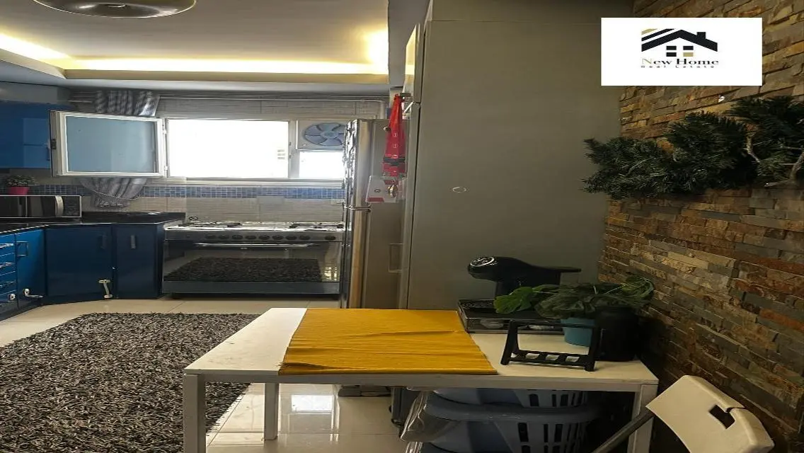 فيلا رائعة للبيع بحمام سباحه خاص وحديقة في موقع مميز