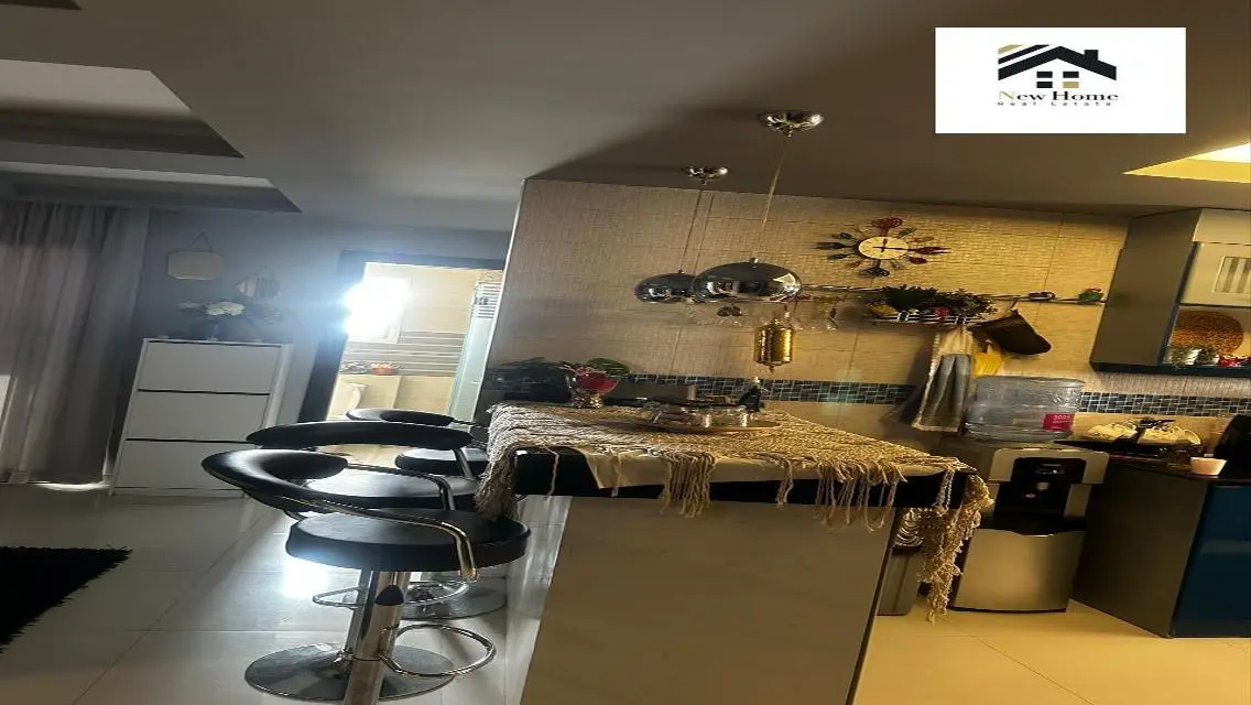 فيلا رائعة للبيع بحمام سباحه خاص وحديقة في موقع مميز